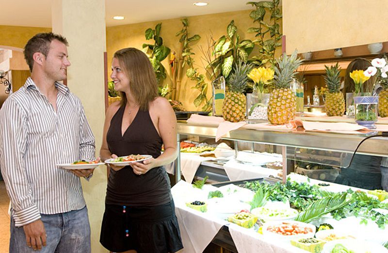 Globales Simar Otel Cala de Sant Vicenc Restoran fotoğraf